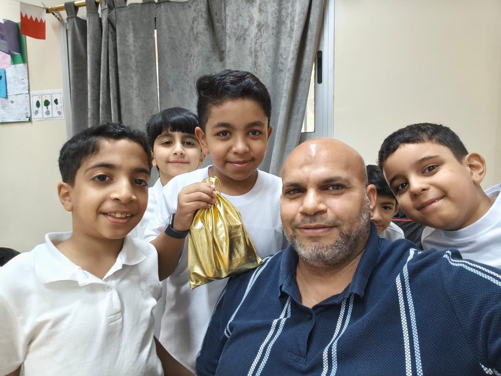 أ. عبدالله ضاحي مع طلاب الصف في لقطة جماعية داخل الصف