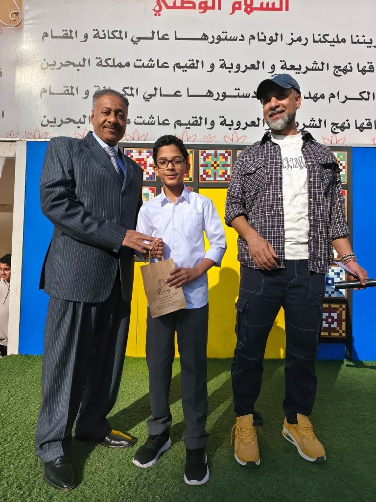 فعالية وطنية بخلفية السلام الوطني — أ. حبيب يوسف مع طالب وهدية تكريم