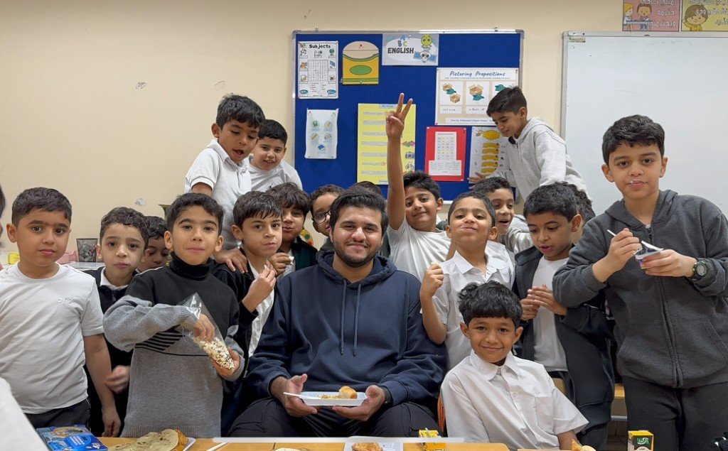 أ. هاشم العرادي مع طلاب الصف في أجواء تفاعلية داخل الفصل