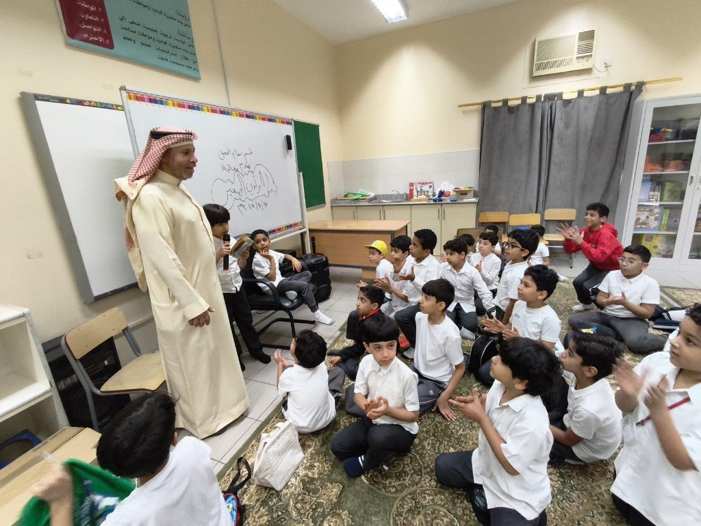 نشاط الراوي الصغير في الصف — أ. ياسر العلويات مع الطلاب أمام السبورة