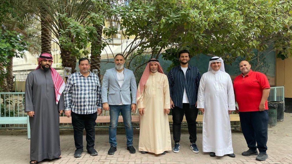 صورة جماعية لفريق قسم نظام الفصل — المعلمون ومنسّق القسم في بيئة المعهد